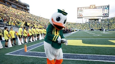 Photo: Sydney Sweeney Responds to Oregon Duck's Viral College GameDay Sign in IG Post