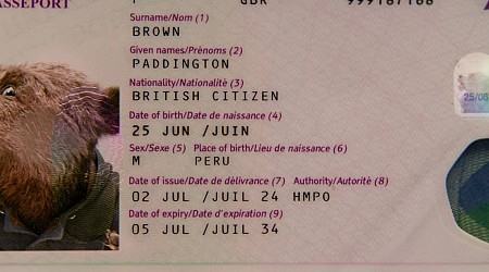 ‘Amigo’ da rainha Elizabeth, urso Paddington recebe passaporte oficial do Reino Unido