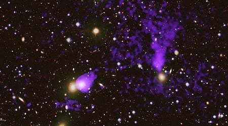 NASA's Chandra X-ray telescope sees streams of gas cross in distant galaxy cluster (image)