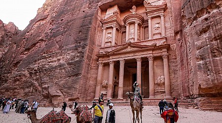 Arqueólogos descobrem tumba de 2 mil anos em cenário de “Indiana Jones”