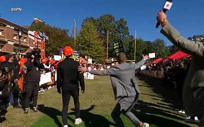 WATCH: UGA student scores $800,000 kick on ‘College Gameday’