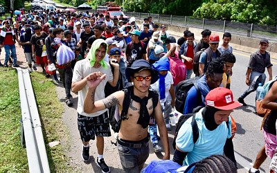 Nueva caravana migrante con miles de personas sale de la frontera sur de México hacia Estados Unidos