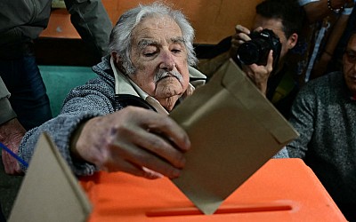 Mujica vota en las elecciones presidenciales en Uruguay y dice que la campaña estuvo "un poco distraída"