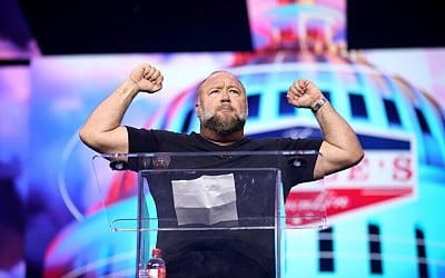 El gran troleo de The Onion a Alex Jones: la web satírica ha comprado la plataforma de teorías conspiranoicas InfoWars