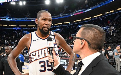 Kevin Durant Rejects Actor Lamorne Morris' Request for Jersey After Suns Win on Video