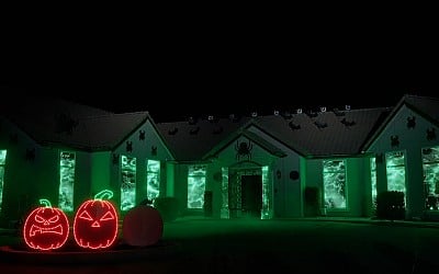 WATCH: Halloween house display gives fun, creepy vibes set to ‘Somebody’s Watching Me’