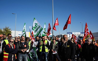 Michelin : des centaines de manifestants contre la fermeture des usines de Cholet et de Vannes, le ministre de l’industrie invectivé