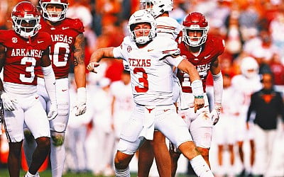 Quinn Ewers' two touchdowns, defense lead No. 3 Texas past Arkansas, 20-10