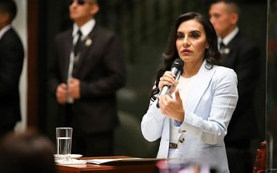 Verónica Abad, vicepresidenta de Ecuador, dice que el Gobierno utiliza argumentos propios de una dictadura tras su suspensión por 150 días