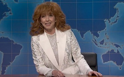 ‘SNL’s Weekend Update Hosts Trade Election Jokes & Heidi Gardner Parodies Reba McEntire Evading Endorsement