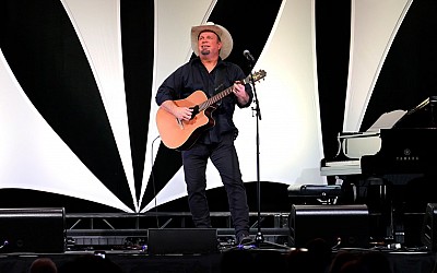 Garth Brooks Wants California Rape Case Dismissed & Handled In Mississippi; Singer Gets West Coast Case Moved From State To Federal Court