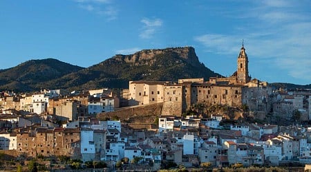 Uno de los pueblos más impresionantes de España espera en el interior de Valencia: casas azules y un acueducto romano transitable