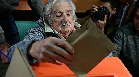 Mujica vota en las elecciones presidenciales en Uruguay y dice que la campaña estuvo "un poco distraída"