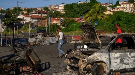 Martinique : 12 gendarmes blessés lors d’une nouvelle nuit de violences urbaines, des magasins incendiés