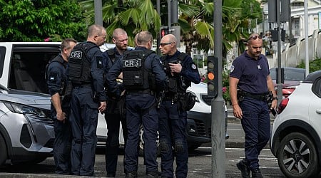 En Martinique, des tirs d'armes automatiques et des barricades enflammées lors d'une nouvelle nuit de violences, selon la préfecture