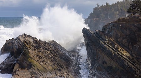 One-Third of Oregon's Coast Warned to Stay Off Beaches as 26 Foot Waves Hit