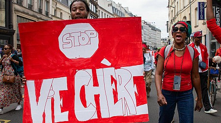 «Békés insatiables», «Rèspektém nous» : Antillais et Kanaks défilent à Paris contre la vie chère en Outre-mer