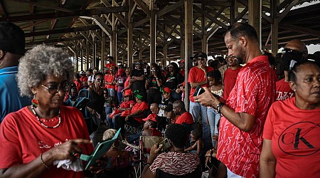 Martinique : des milliers de manifestants contre la vie chère, vêtus de rouge, poursuivent le mouvement