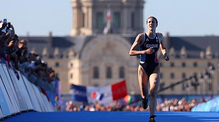 Malgré une frayeur à la nage et un titre retardé, Cassandre Beaugrand sacrée championne du monde de triathlon, après son triomphe lors des JO de Paris 2024