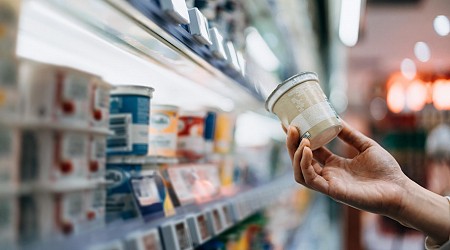 En Outre-mer, le prix de ce produit du quotidien peut tripler (voire plus) et symbolise la crise de la vie chère