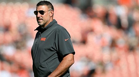 Report: Mike Vrabel 'Getting the Most Hype' as NFL HC Candidate Ahead of Hiring Cycle