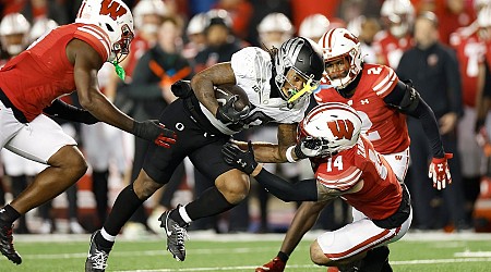 Top-ranked Oregon escapes Wisconsin