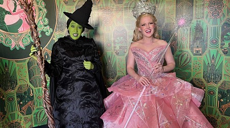 Surprise Glinda and Elphaba Meet and Greet at Wicked Experience in Universal Studios Florida