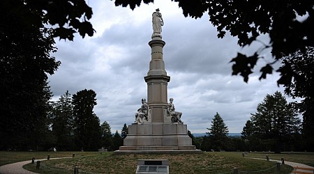 November 19, Lincoln delivers Gettysburg Address