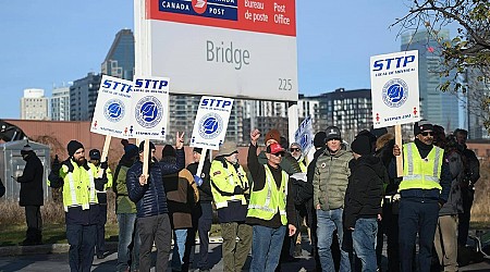 Sides meet with mediator in Canada Post strike, negotiations still ‘far apart’