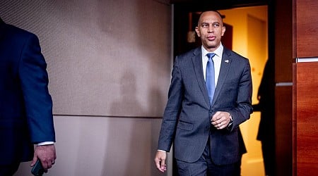 Hakeem Jeffries Wins Reelection as House Democratic Leader Despite Party’s Losses