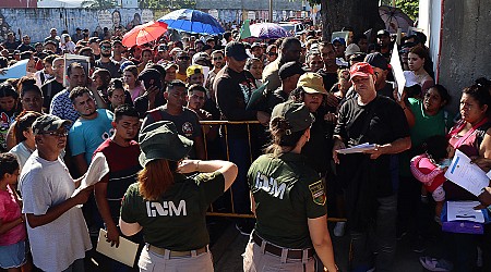 Migrantes en frontera sur de México buscan apresurar trámites previo a comicios en EU