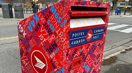 Survey says Canadians want Ottawa to step into Canada Post, port disputes