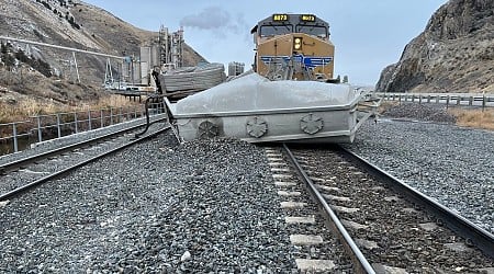 Train crashes into cement truck in eastern Oregon