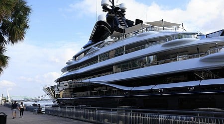 How much is Shad Khan paying for docking his Kismet yacht in downtown Jacksonville