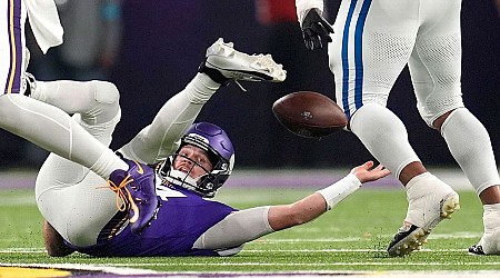 Fumble by Vikings' Sam Darnold leads to 38-yard Kenny Moore II TD for Colts