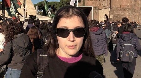 Istruzione, gli studenti in piazza a Roma contro il Governo: “Manovra è morte scuola pubblica. Rivendichiamo diritto allo studio”