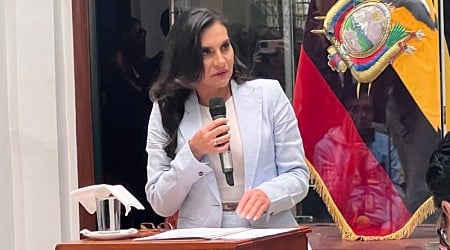 Verónica Abad regresa a Ecuador tras rechazar la suspensión del Gobierno