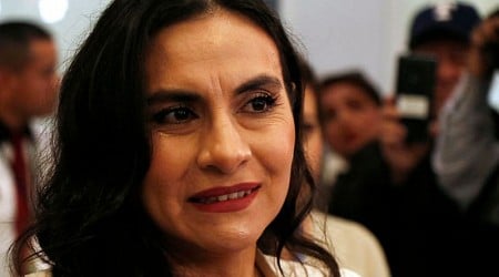 "Casi encadenada y encerrada": Verónica Abad, vicepresidenta de Ecuador, regresa a Quito