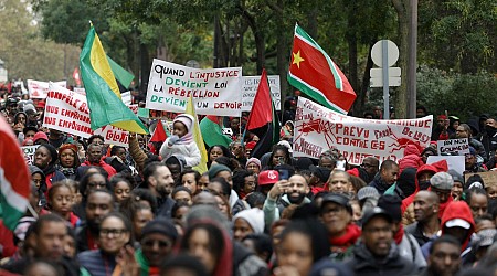 Mobilisation contre la vie chère en outre-mer : des milliers de personnes manifestent à Paris pour dénoncer les prix élevés