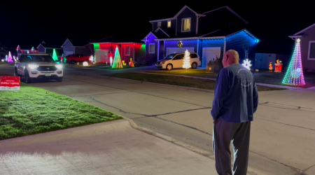 Iowa man decorates neighbors' homes to celebrate wife's love of Christmas