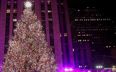 50.000 Lichter am Rockefeller-Weihnachtsbaum in New York angeknipst