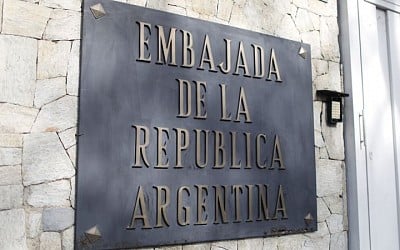 Argentina denuncia ante la Corte Penal Internacional el asedio de su embajada en Venezuela