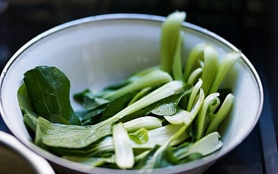 Muchos no la conocen, pero esta verdura riquísima en calcio es una maravilla nutricional, según el frutero más viral