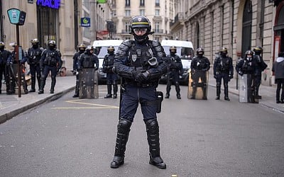 Les CRS, policiers mal-aimés de la République