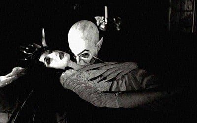 Robert Eggers ya había hecho un remake de 'Nosferatu' hace 25 años. Interpretó él mismo al vampiro y le hizo convertirse en director de cine