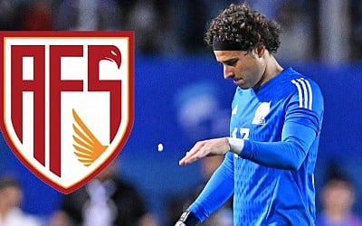 Guillermo Ochoa cumple un mes 'calentando la banca' en Europa