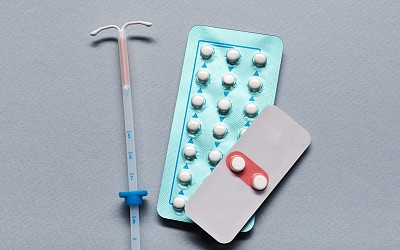 « Et si mon corps était en perpétuelle réaction inflammatoire ? » : Charlie, 29 ans, raconte ses années d’errance face aux effets secondaires des contraceptions féminines