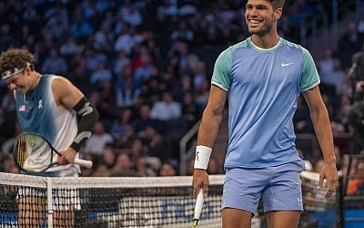 Alcaraz se impone a Shelton en una divertida exhibición en el Madison Square Garden