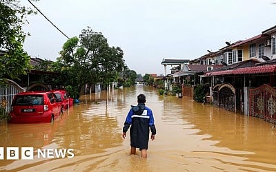 Twelve dead, 135,000 displaced in worst Malaysia and Thailand floods in decades