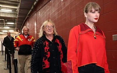 Taylor Swift and Donna Kelce Roll Into Kansas City Chiefs Matchup With Las Vegas Raiders